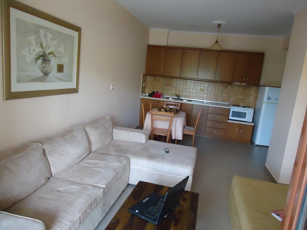 Almini Apartments Платарія Екстер'єр фото