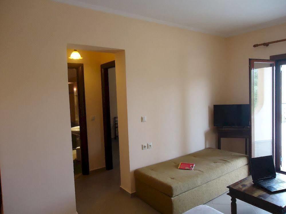 Almini Apartments Платарія Екстер'єр фото
